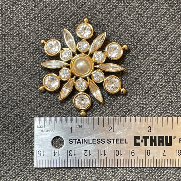 NAPIER Gold-Tone Rhinestone & Pearl Brooch. - Picture 2 of 4